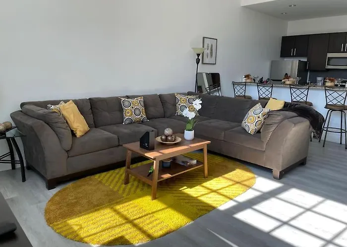 Cozy, High Rise, Large Studio Facing Downtown .
