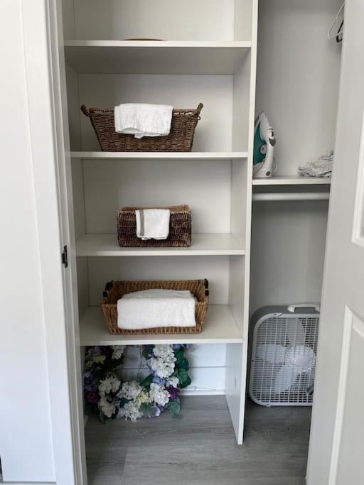 Apartment Cozy, High Rise, Large Studio Facing Downtown . *