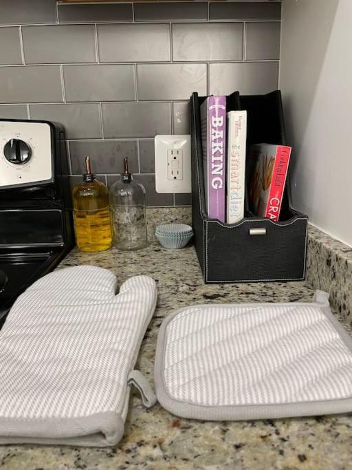 Cozy, High Rise, Large Studio Facing Downtown .