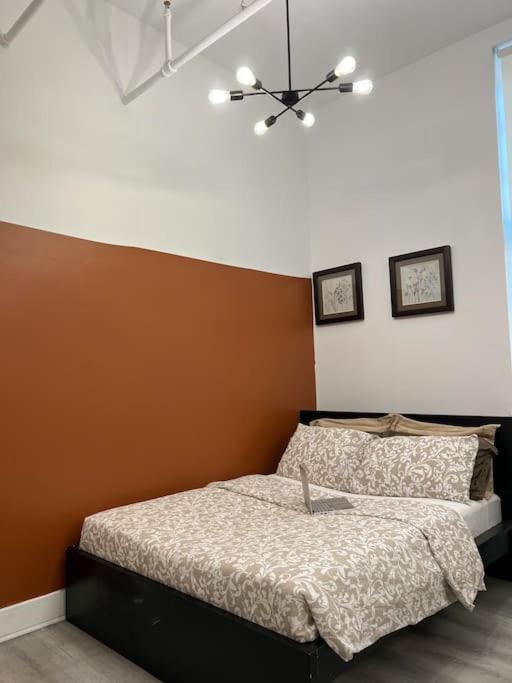 Cozy, High Rise, Large Studio Facing Downtown . Apartment *