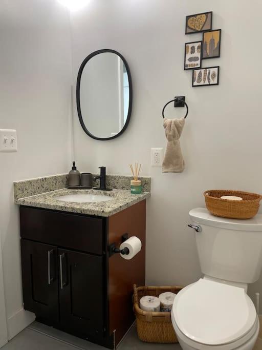Cozy, High Rise, Large Studio Facing Downtown . Baltimore