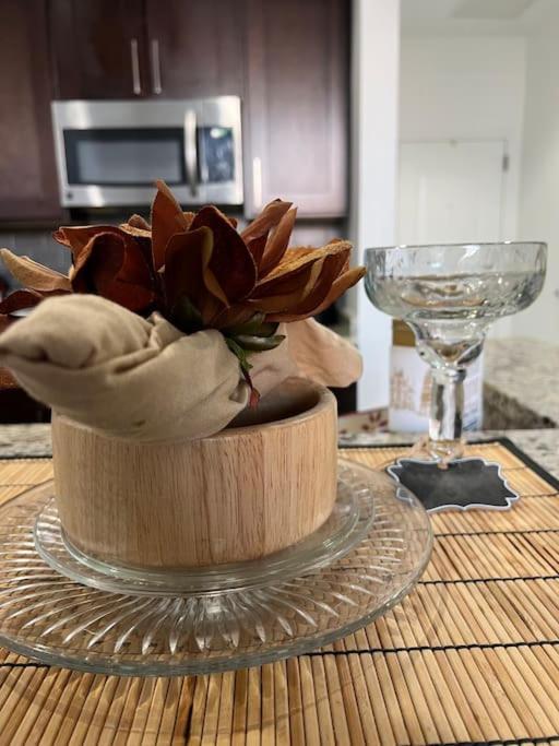Cozy, High Rise, Large Studio Facing Downtown . * Baltimore