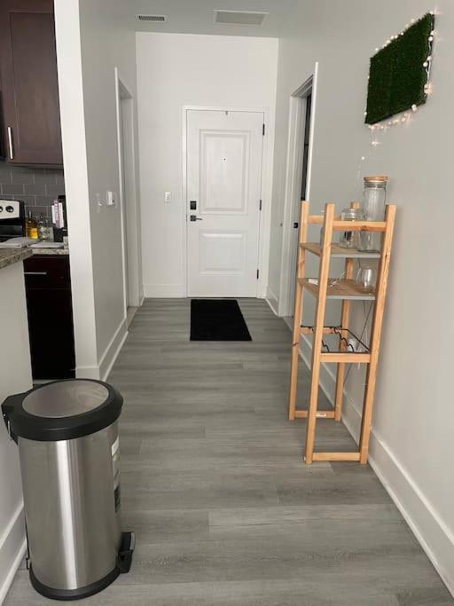 Cozy, High Rise, Large Studio Facing Downtown . Apartment *