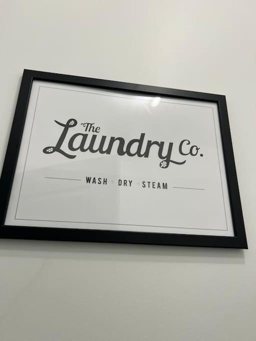 Cozy, High Rise, Large Studio Facing Downtown . Apartment *